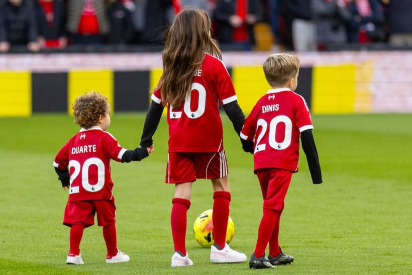 LIVERPOOL, ENGLAND - Saturday, December 27, 2025: Dinis and Duarte, Diogo Jota's children as mascots before the FA Premier League match between Liverpool FC and Wolverhampton Wanderers FC at Anfield. (Photo by David Rawcliffe/Propaganda)