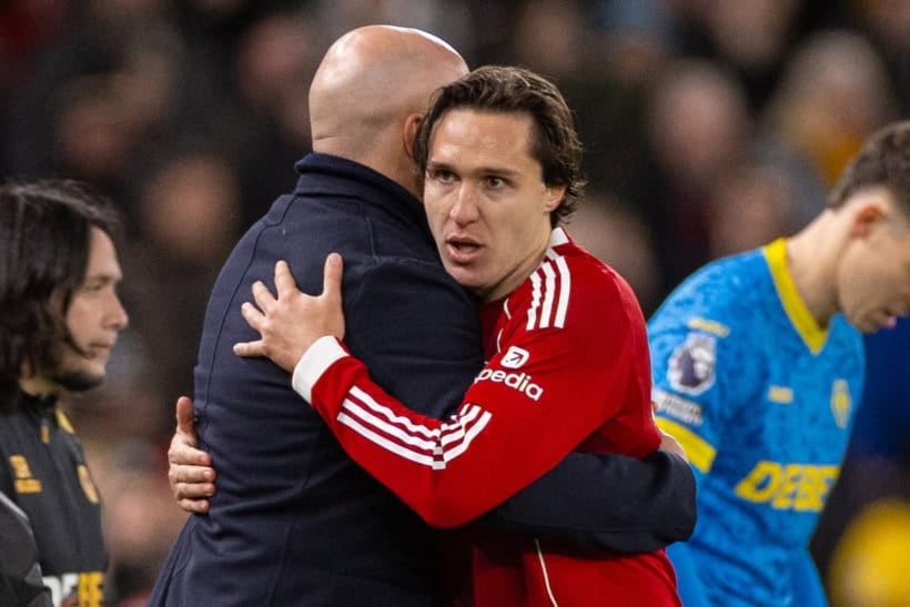 LIVERPOOL, ENGLAND - Saturday, December 27, 2025: Liverpool's head coach Arne Slot embraces Federico Chiesa after he was substituted during the FA Premier League match between Liverpool FC and Wolverhampton Wanderers FC at Anfield. (Photo by David Rawcliffe/Propaganda)