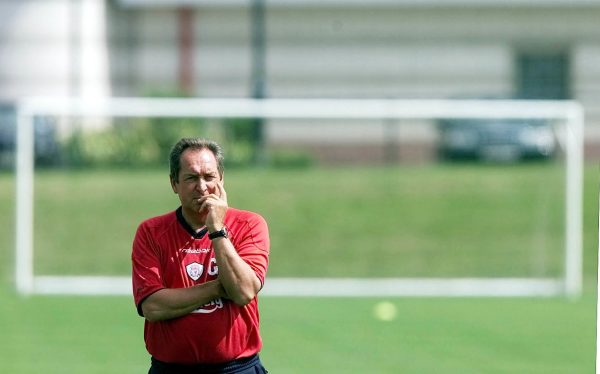 Liverpool's Gerard Houllier takes part in an open training session at the club's Academy training ground. (2001) ( Gareth Copley/PA Archive/PA Images)