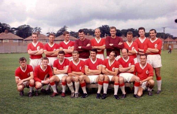 Liverpool-Kader 1962-63: (hintere Reihe, v. l.) Phil Ferns, Gordon Milne, Wilf Stevenson, Tommy Lawrence, Ronnie Moran, Jim Furnell, Alan A'Court, Chris Lawler, Gerry Byrne; (vordere Reihe, v. l.) Alf Arrowsmith, Gordon Wallace, Ian Callaghan, Roger Hunt, Ron Yeats, Ian St John, Jimmy Melia, ?