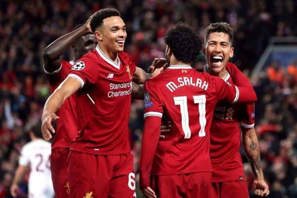 Roberto Firmino (derecha) de Liverpool celebra marcar el cuarto gol de su equipo con Mohamed Salah y Trent Alexander-Arnold (izquierda) (Martin Rickett/EMPICS Sport)