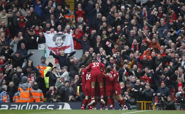 Mohamed Salah von Liverpool wird belagert, als er das zweite Tor während des Premier League-Spiels in Anfield, Liverpool, feiert. Bilddatum: 14. April 2019. Bildnachweis: Andrew Yates/Sportimage via PA Images