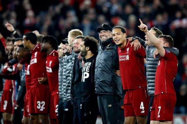 El director del Liverpool, Jurgen Klopp (cuarto a la derecha), Mohamed Salah (quinto a la derecha) y Virgil van Dijk (tercero a la derecha) celebran después del pitido final.