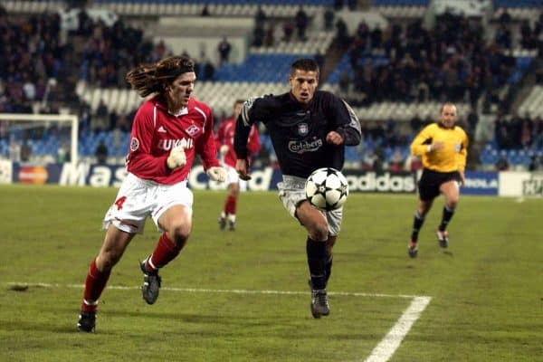 Spartak Moscow's Valeri Abramidze (l) and Liverpool's Milan Baros battle for the ball