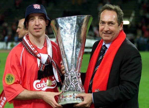 Robbie Fowler und Trainer Gerard Houllier beide Liverpool mit der Troph‰e.