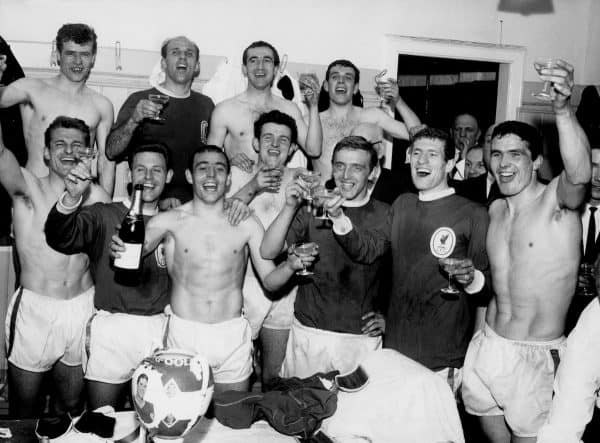  (back row, l-r) Alf Arrowsmith, Ronnie Moran, Gerry Byrne, Ian Callaghan; (front row, l-r) Roger Hunt, Gordon Milne, Ian St John, Tommy Lawrence, Peter Thompson, Wilf Stevenson, Ron Yeats. 1964. (TopFoto/PA Images)