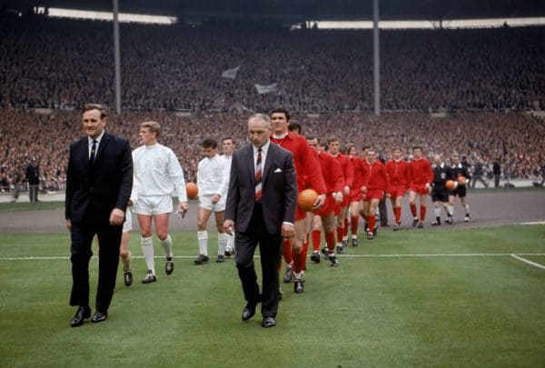 The two managers, Leeds United's Don Revie (l) and Liverpool's Bill Shankly (c), lead their teams out onto the pitch before the match