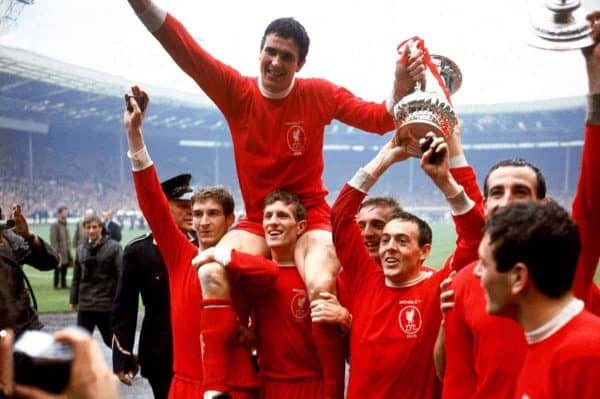 El capitán del Liverpool, Ron Yeats (arriba), se aferra a la Copa FA mientras sus jubilosos compañeros lo levantan en alto después de su victoria por 2-1: (izq.) Geoff Strong, Yeats, Wilf Stevenson, Peter Thompson, Ian St John, Gerry Byrne, Ian Callaghan - Fotos de PA/Archivo de PA/Imágenes de PA