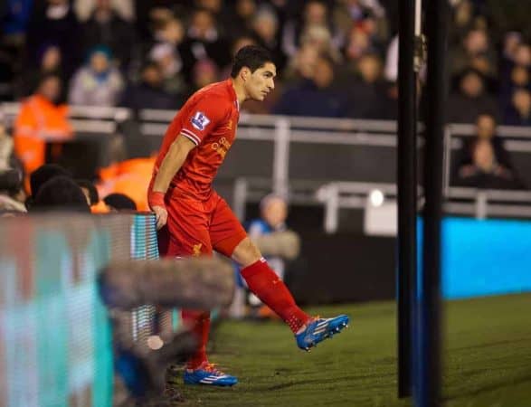 LONDON, ENGLAND - Wednesday, February 12, 2014: Liverpool's Luis Suarez looks dejected against Fulham during the Premiership match at Craven Cottage. (Pic by David Rawcliffe/Propaganda)