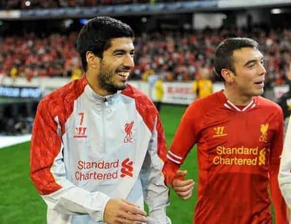 MELBOURNE, AUSTRALIA - Wednesday, July 24, 2013: Liverpool's Luis Suarez waves to the supporters after a 2-0 victory over Melbourne Victory during a preseason friendly match at the Melbourne Cricket Ground. (Pic by David Rawcliffe/Propaganda)