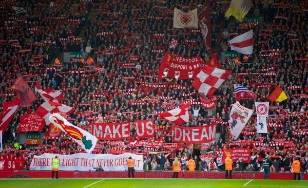 LIVERPOOL, АНГЛИЯ - Воскресенье, 13 апреля 2014 года: болельщики «Ливерпуля» на Spion Kop перед матчем в «Премьер-лиге» с «Манчестер Сити» в «Энфилде». (Рис Дэвида Роклиффа / Пропаганда)