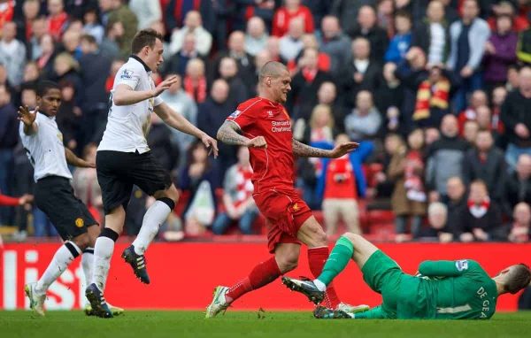 LIVERPOOL, ENGLAND - Sunday, March 22, 2015: Liverpool's Martin Skrtel's right foot lands on the leg of Manchester United's goalkeeper David de Gea during the Premier League match at Anfield. (Pic by David Rawcliffe/Propaganda)