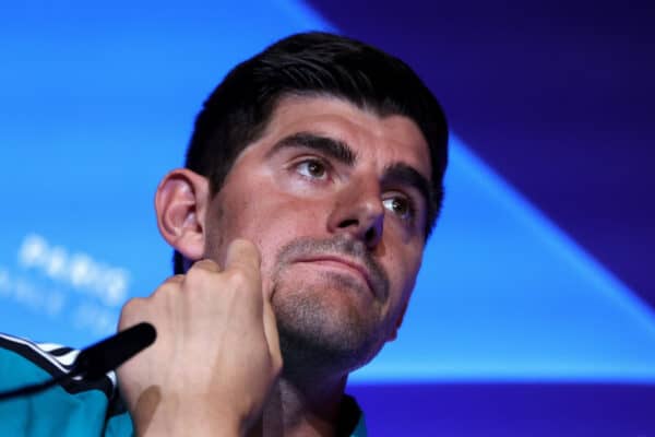 PARÍS, FRANCIA - 27 DE MAYO: Thibaut Courtois del Real Madrid habla con los medios de comunicación durante la conferencia de prensa del Real Madrid en el Stade de France el 27 de mayo de 2022 en París, Francia.  El Real Madrid se enfrentará al Liverpool en la final de la UEFA Champions League el 28 de mayo de 2022. (Foto de la UEFA)