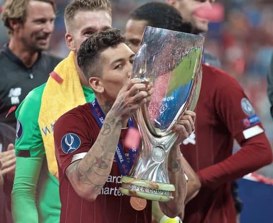 ISTANBUL, TURKEY - Wednesday, August 14, 2019: Liverpool's Roberto Firmino kisses the trophy after winning the Super Cup after the UEFA Super Cup match between Liverpool FC and Chelsea FC at Besiktas Park. Liverpool won 5-4 on penalties after a 1-1 draw. (Pic by David Rawcliffe/Propaganda)