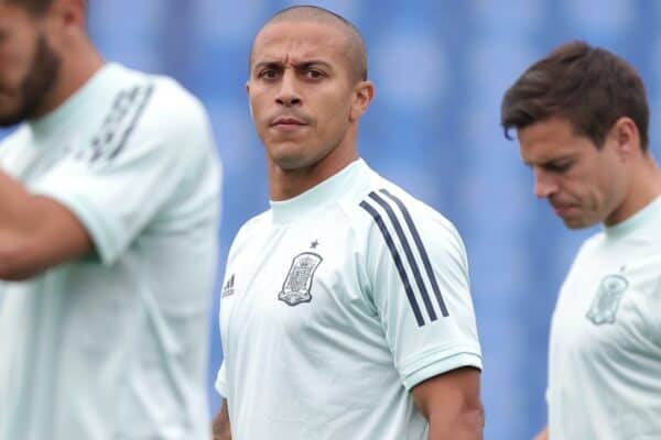 SAN PETERSBURGO, RUSIA - 01 DE JULIO: Thiago Alcantara de España mira durante la sesión de entrenamiento de Suiza antes del partido de cuartos de final de la UEFA Euro 2020 entre España y Suiza en el estadio Petrovski el 01 de julio de 2021 en San Petersburgo, Rusia (Foto de Gonzalo Arroyo - UEFA)