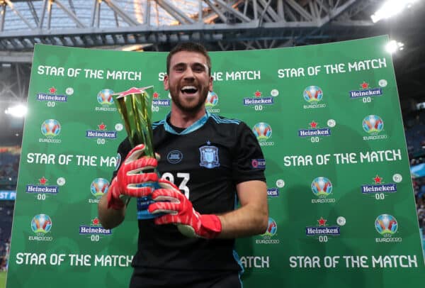 SAINT PETERSBURG, RUSSIA - JULY 02: Unai Simon of Spain poses for a photograph with the Heineken "Star of the Match" award after the UEFA Euro 2020 Championship Quarter-final match between Switzerland and Spain at Saint Petersburg Stadium on July 02, 2021 in Saint Petersburg, Russia. (Photo by Gonzalo Arroyo - UEFA)