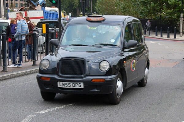 1024px-Taxi_in_London_2 (Wikimedia Commons)