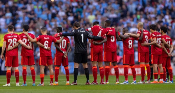 LONDON, ENGLAND - Saturday, April 16, 2022: Liverpool players stand for a moment's silence to remember the 97 victims of the Hillsborough Stadium Disaster before the FA Cup Semi-Final game between Manchester City FC and Liverpool FC at Wembley Stadium. (Pic by David Rawcliffe/Propaganda)