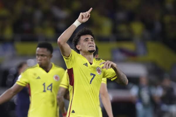 Der Kolumbianer Luis Diaz feiert das zweite Tor seiner Mannschaft gegen Brasilien während eines Qualifikationsspiels zur FIFA-Weltmeisterschaft 2026 im Roberto-Melendez-Stadion in Barranquilla, Kolumbien, am Donnerstag, den 16. November 2023. (AP Photo/Ivan Valencia)