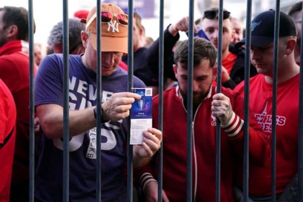 Liverpool-fans die van de grond zijn gestoken, tonen hun wedstrijdtickets tijdens de UEFA Champions League-finale in het Stade de France, Parijs.  Fotodatum: zaterdag 28 mei 2022.