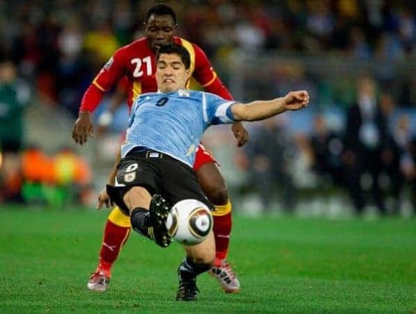 02.07.2010, Soccer City Stadium, Johannesburg, RSA, FIFA WM 2010, Viertelfinale, Uruguay (URU) vs Ghana (GHA) im Bild Kwadwo Asamoah of Ghana vs Luis Suarez of Uruguay, EXPA Pictures (C) 2010, PhotoCredit: EXPA/ Sportida/ Vid Ponikvar, ATTENTION! Slovenia OUT